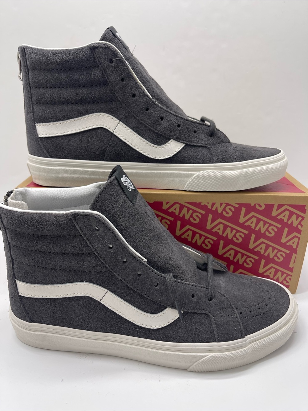 Vans • Men Sz8.5 Sk8-Hi Reissue (Suede)Raven/Blancdeblanc
VN0A5KRCA5R Sneakers